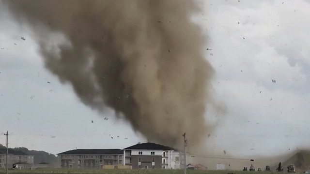 Dramatična snimka: Ulovio trenutak kada tornado uništava grad