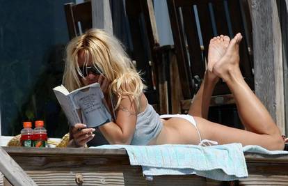 Pamelu Anderson na plaži 'uhvatili' s knjigom u ruci