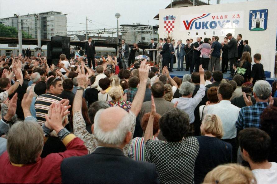 Povratak u napaćeni grad heroj: Vlak mira krenuo je za Vukovar, pjevalo se i klicalo slobodi...