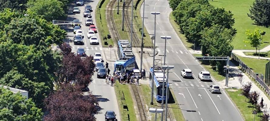 DRAMA NA JARUNU Sudar policijskog auta i tramvaja koji je iskočio: 'Putnici su vrištali'