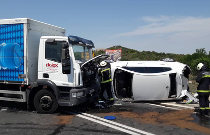 Sudarila su se tri auta i kamion na mostu: Dvoje ozlijeđenih