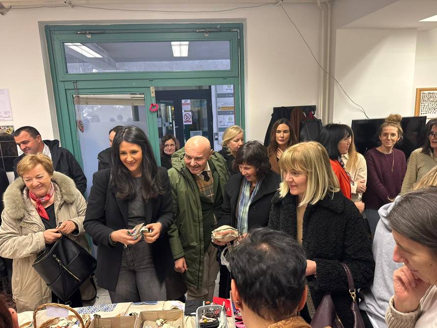 Ministar na sajmu u Zagrebu: Kupit ću si pernicu i čestitku