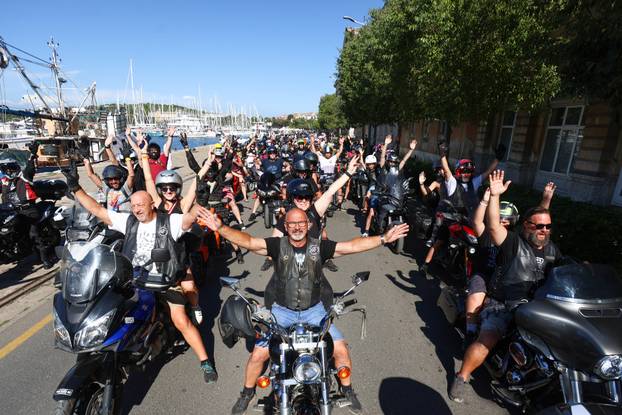 Defile motorista kroz PUlu
