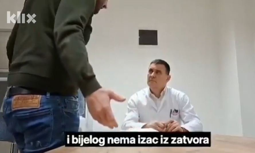 ŠOK SNIMKA Šef UKC-a Banja Luka s bijelom vrećicom: Ma to je prašak! Žele mi smjestiti