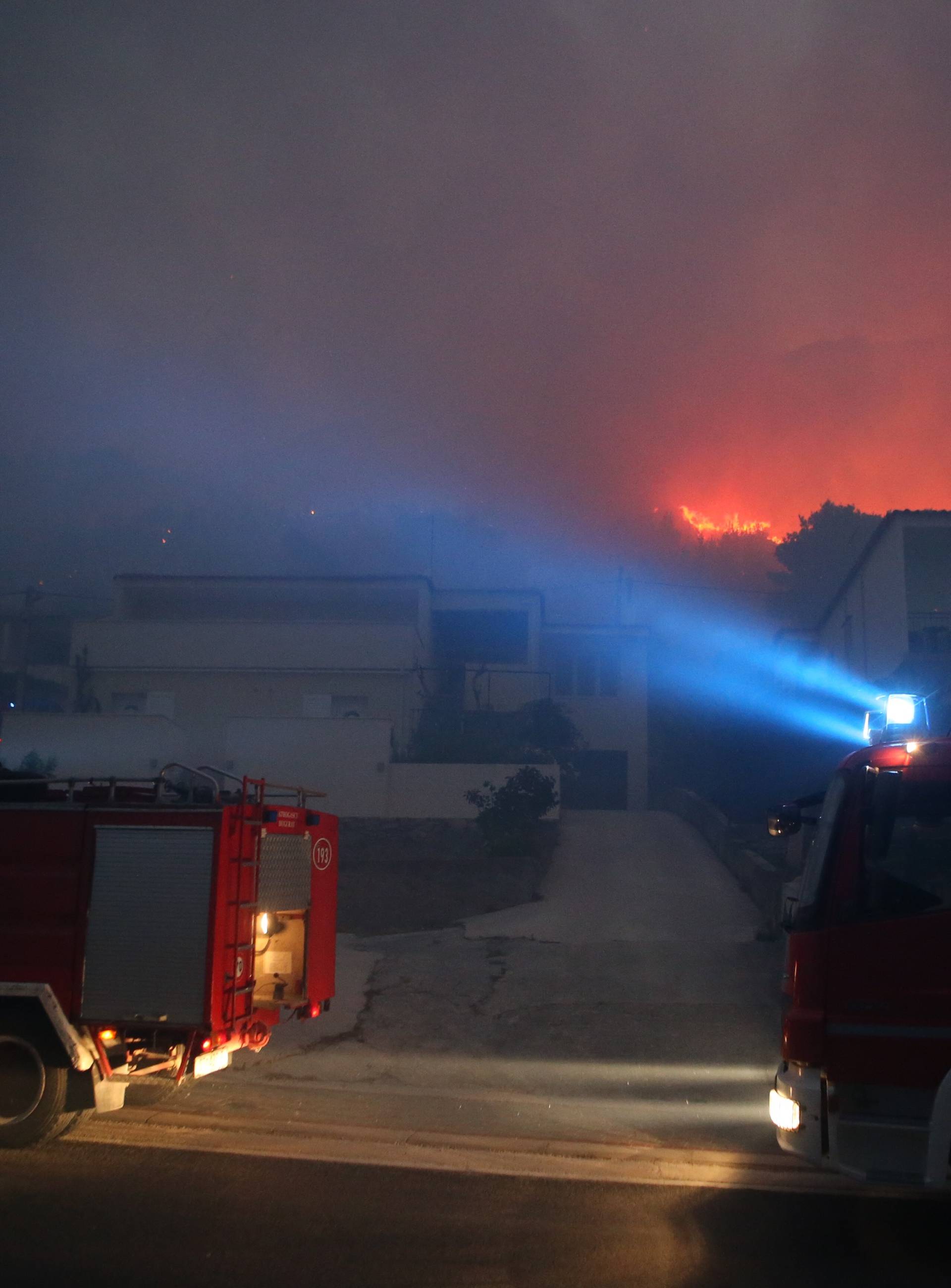 Kanader pomaže u gašenju, u Makarsku stiže i 150 vojnika