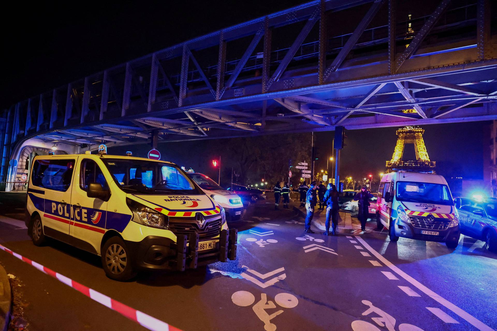 Assailant attacks passersby in Paris