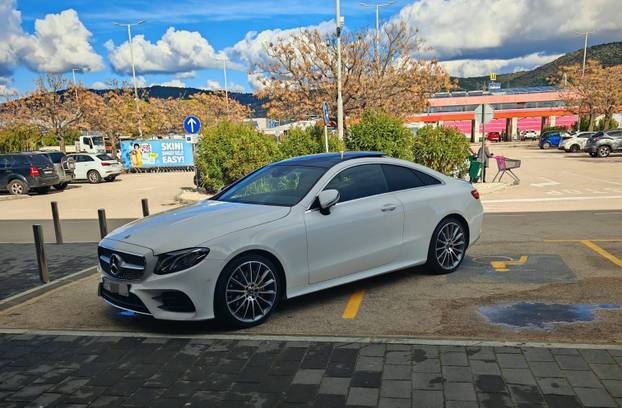 FOTO Tko to tamo pjeva, ups... parkira. Ovako to Hrvati rade, neki uzmu mjesto i invalidima...