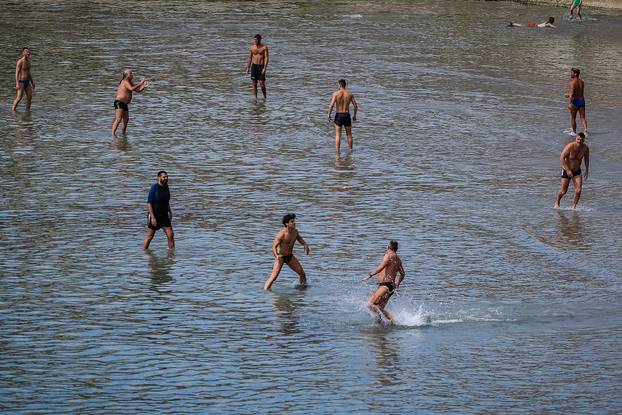 Split:  Proljetni ugođaj na Bačvicama