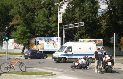 Oduzeo policajcu prednost pa ga udario automobilom