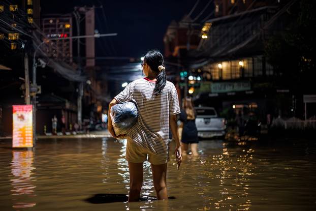 Flood,Victims,Woman,Stands,In,The,Flooded,Streets,Of,Chiang
