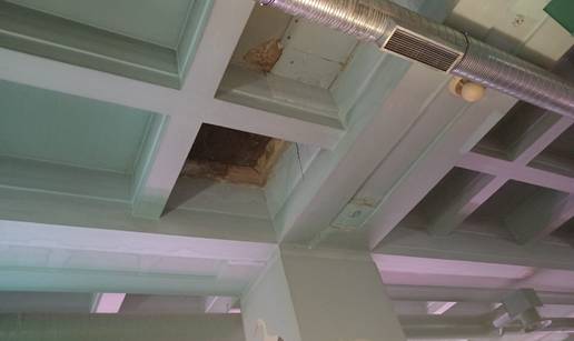 Ovo je dio stropa koji je pao na Dolcu: 'Valjda buju to popravili'