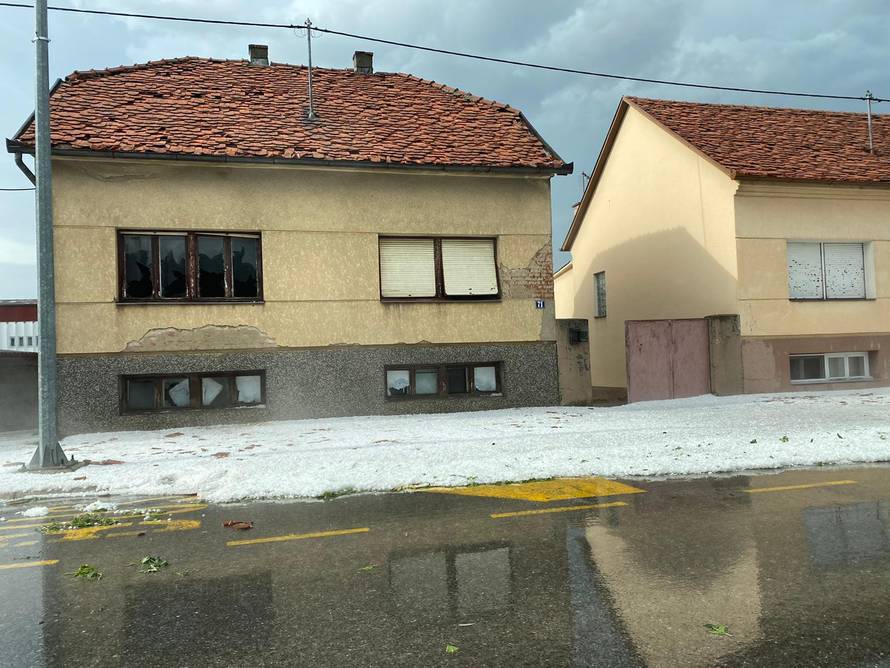 Vjetar nosio crjepove, tuča je oštetila automobile: 'Čula se kao pucnjevi, prestrašili smo se'