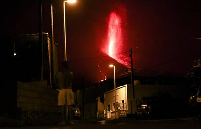 Vlasti zatvorile obalno područje La Palme, lava sve bliže moru