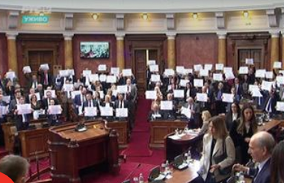 VIDEO Kaos u Skupštini Srbije! Potukli se zastupnici: 'Ruke su vam krvave, ubojice, ubojice...'