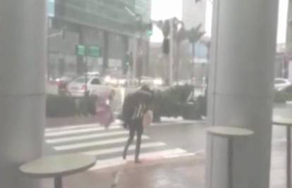 Opasno po život! Olujni vjetar u Tel Avivu otpuhao ženu