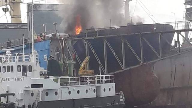 Umalo katastrofa: Gorio brod u Lošinju, a unutra zapaljivi plin