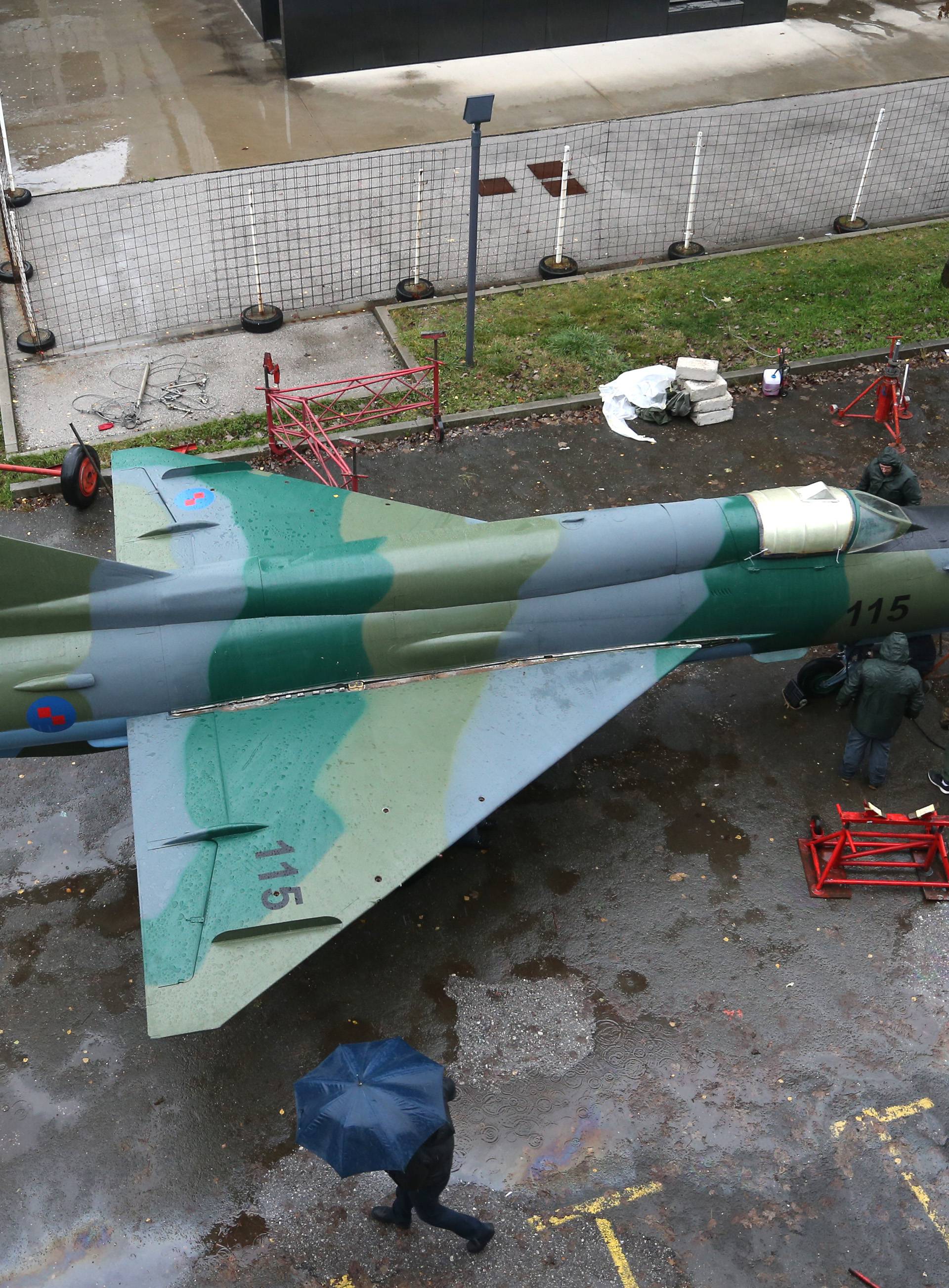 MiG-21 "sletio" ispred zgrade zagrebačkog Strojarskog faksa