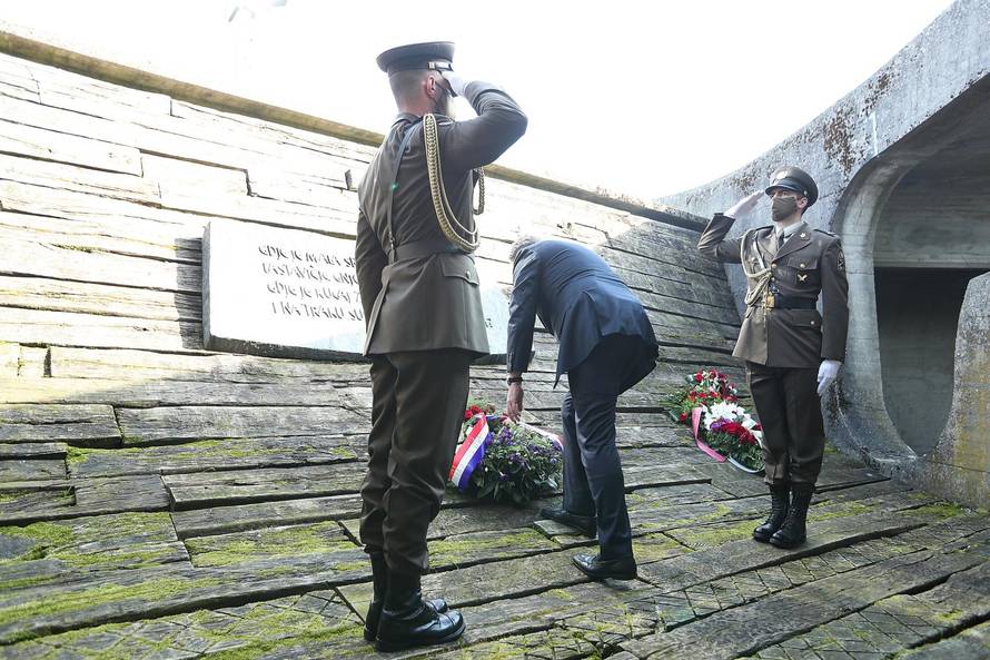 Premijer Plenković sa suradnicim položio vijence povodom 76. obljetnice Jasenovca