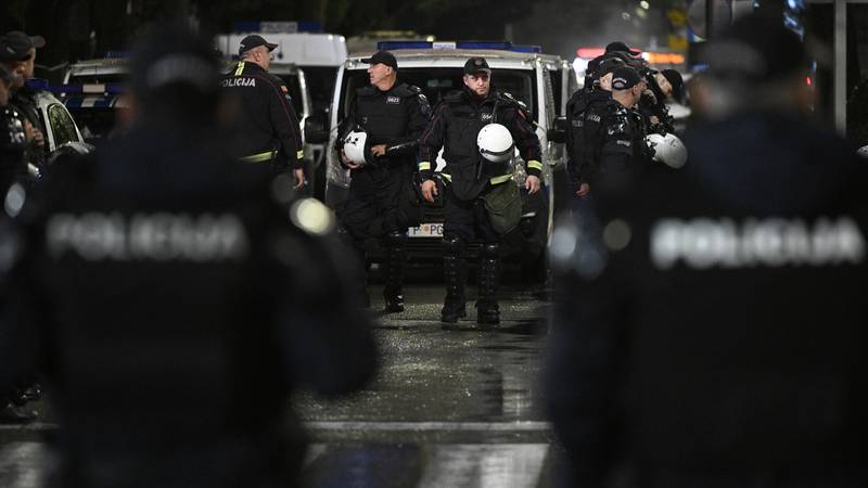 FOTO/VIDEO 'Opsadno stanje' u Podgorici. Sve vrvi od policije dok se naši navijači zabavljaju