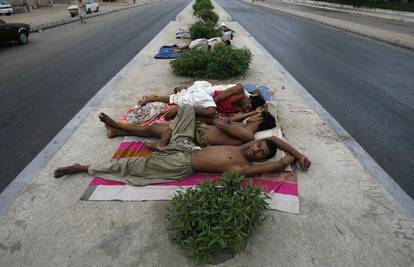 Pakistanci zbog velikih vrućina spavaju na ulici