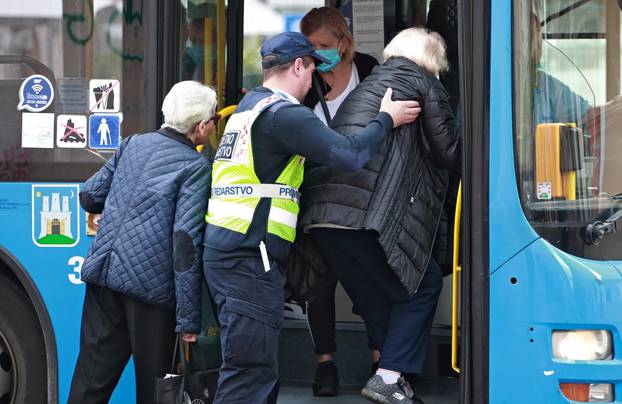 Zagreb: Prometni redar pomogao gospođi da uđe u autobus