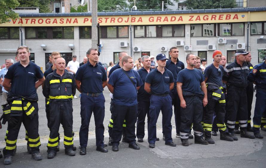 Zagrebački vatrogasci se uz zvukove sirena vratili u Savsku