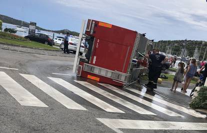 Vatrogasci se prevrnuli dok su jurili gasiti požar u Rogoznici