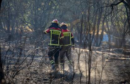 U Poljicima kod Imotskog još gori: Požar prijetio kućama