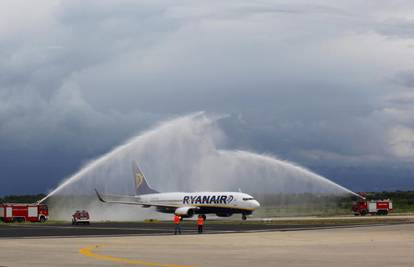 Zadar: Avion iz Bremena polijevali mlazovima vode