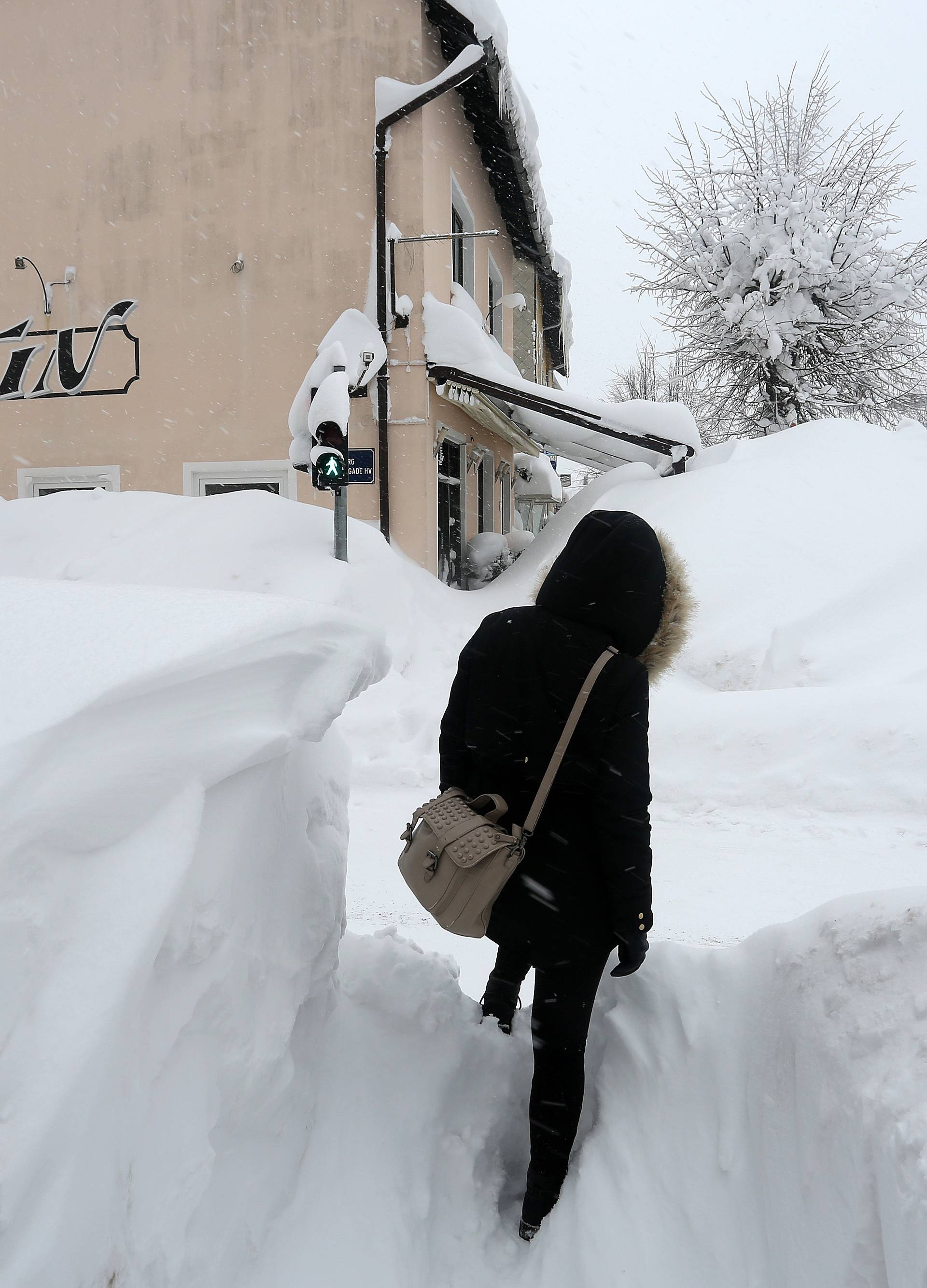 Zameteni u Delnicama: Nanosi snijega do balkona na 1. katu!