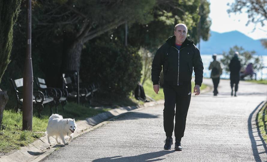 Zadar: Mladen Grdović u šetnji sa psom na šetnici Karma