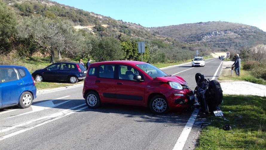 Sudarili su se auto i motocikl: Vozač motora (31) ozlijeđen