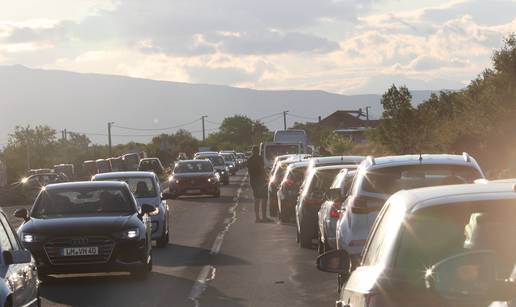 FOTO Potpuni prometni kolaps u Sinju i okolici: Neki još od kraja koncerta stoje u autu u koloni...