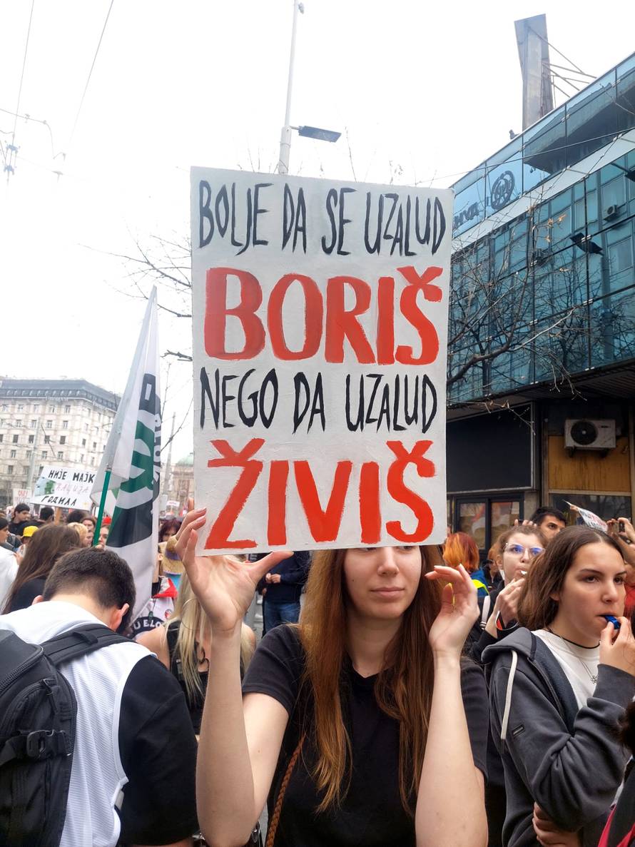 Prosvjed završio izgredima. Oglasio se Vučić: Bilo je 107.000 ljudi i nije korišten zvučni top!