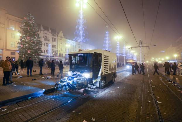 Zagreb: Nakon proslave Nove godine ostala je velika količina otpada