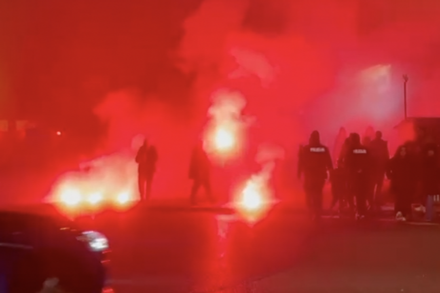 Baklje ispred koncerta Thompsona