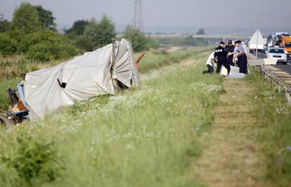 Policajac i vozač kamiona poginuli u sudaru s autom