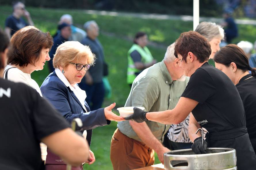 Čakovec: Građani čekali u redu za porciju graha 