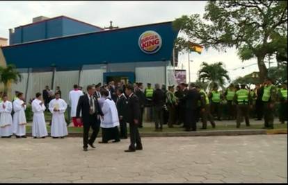 Papa se presvukao u Burger Kingu: Zaklonili ga zastorima