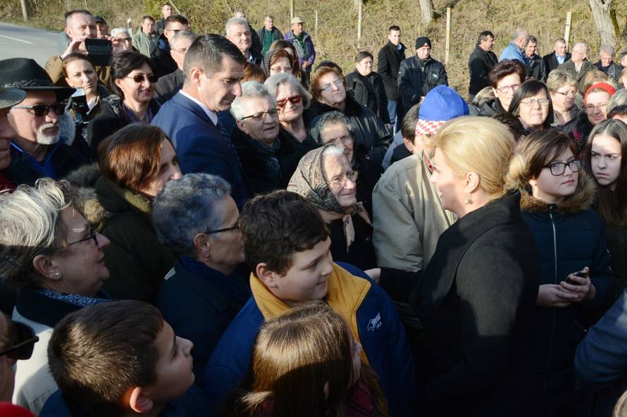 BaÄin: Kolinda Grabar-KitaroviÄ poloÅ¾ila cvijeÄe na spomen obiljeÅ¾je poginulim mjeÅ¡tanima