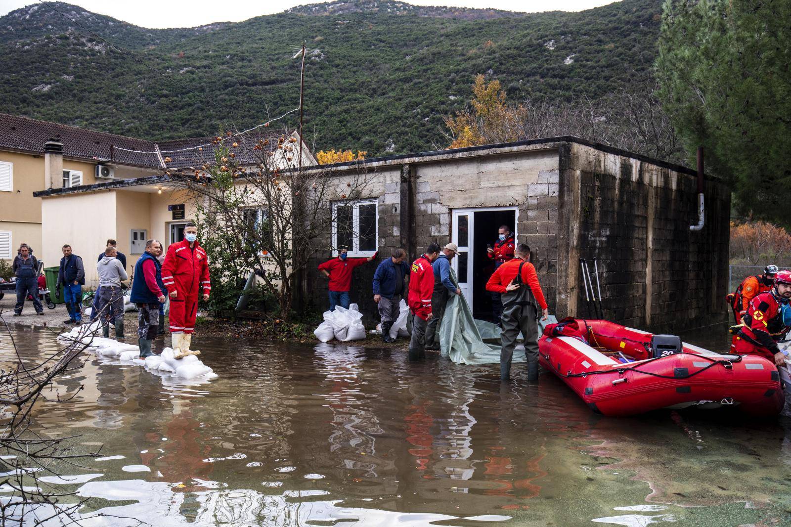 Nastavlja se borba s poplavom u Kokorićima