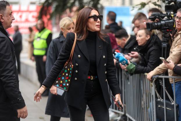 Sarajevo: Dolazak uzvanika na komemoraciju za Halida Bešlića u Narodno pozorište 