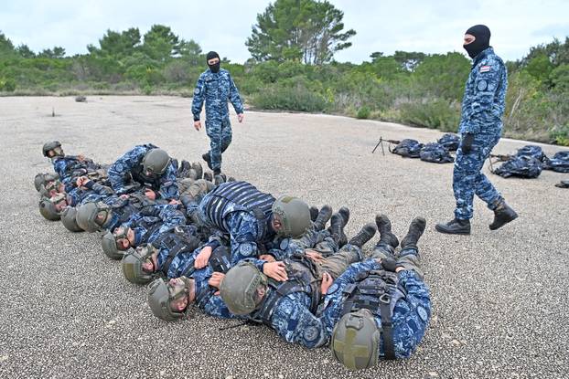 FOTO Novi hrvatski marinci primili su svoje beretke: Prošli intenzivnu integracijsku obuku