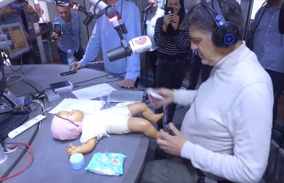 Amulić pokazao da je spreman: Na radiju mijenjao bebi pelene