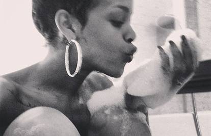 Rihanna najviše voli biti gola: Objavila je fotografije iz kade