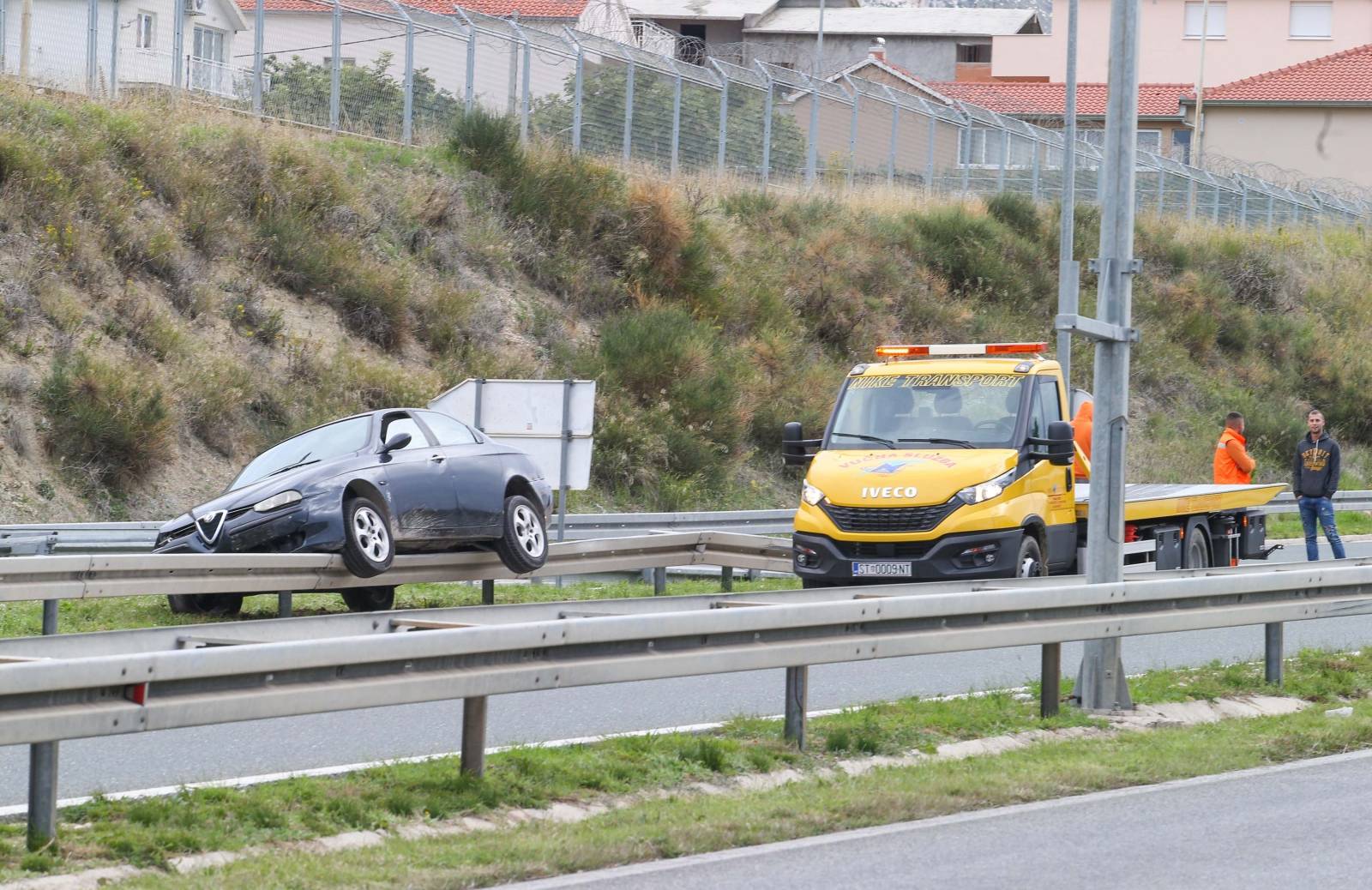 Solin: Automobil završio na ogradi