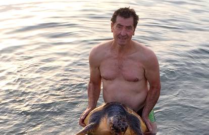 Fenomen u Brodarici: Morska kornjača rado pliva s kupačima