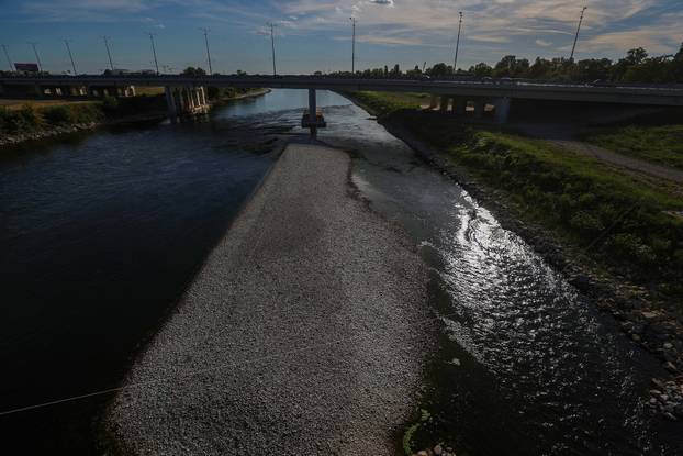 Zagreb: Kajakašice i kajakaši uživaju u Savi čiji je nizak vodostaj otkrio sprudove
