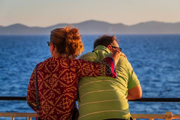 Vela Luka: Zalazak sunca promatran sa trajekta Oliver