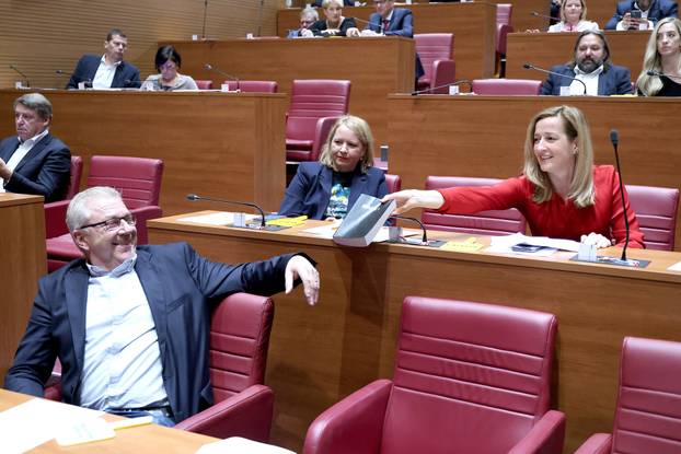 Zagreb: SDP-ovci na sjednicu Sabora došli s biblijom